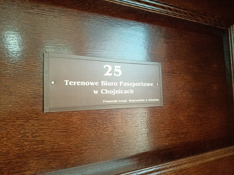 Drzwi z tabliczką infrmującą o biurze paszportowym.jpg Drzwi z tabliczką infrmującą o biurze paszportowym.jpg