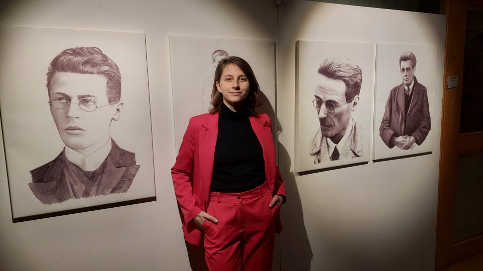 - dominika_laska_na_tle_swoich_prac.jpg - dominika_laska_na_tle_swoich_prac.jpg