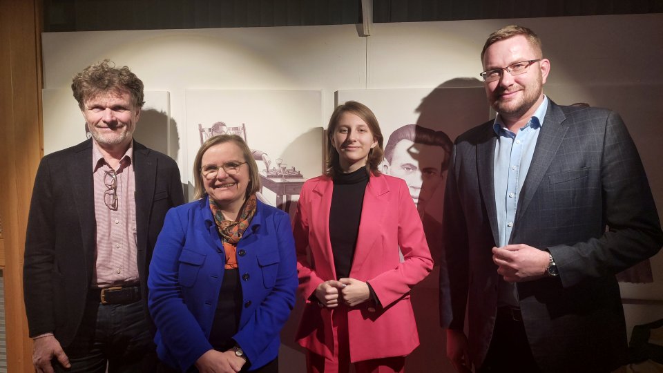 - opis_na_czerwono_na_koncu_tekstu.jpg - opis_na_czerwono_na_koncu_tekstu.jpg